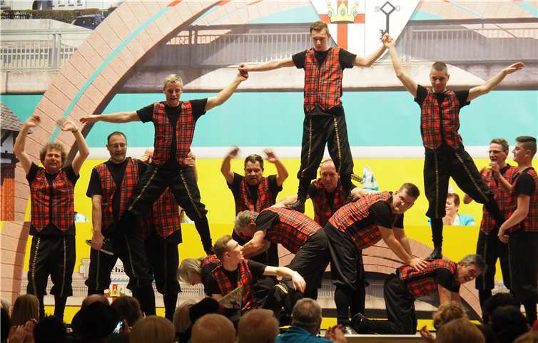 Das Männerballett der „Schälsjer“begeisterte mit geradezu akrobatischen Einlagen.  HH