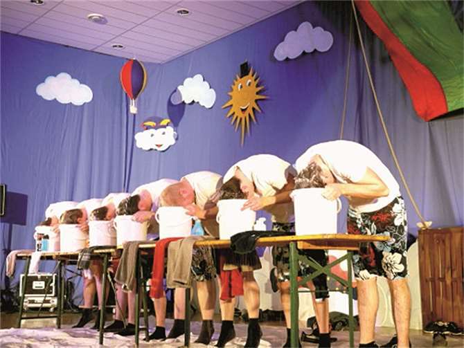 Das Männerballett der Wolkener „Dreamboys“ zeigten eine super Showeinlage. Gegenseitiges Haarewaschen lautete die Devise – die Damenherzen schlugen höher.privat