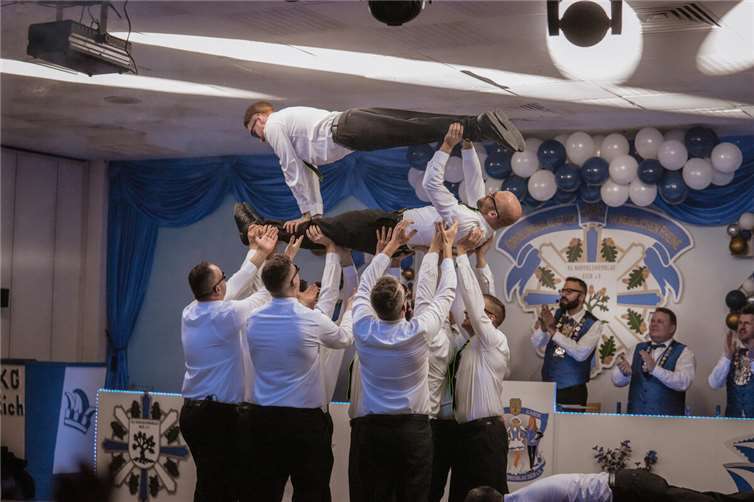 Das Männerballett stürmte als „Men in Black“ stürmten den Saal.