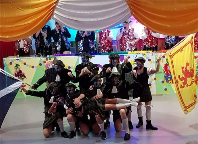 Das Männerballett, trainiert von Susi Reuter, präsentierte schottische Wadenvariationen.