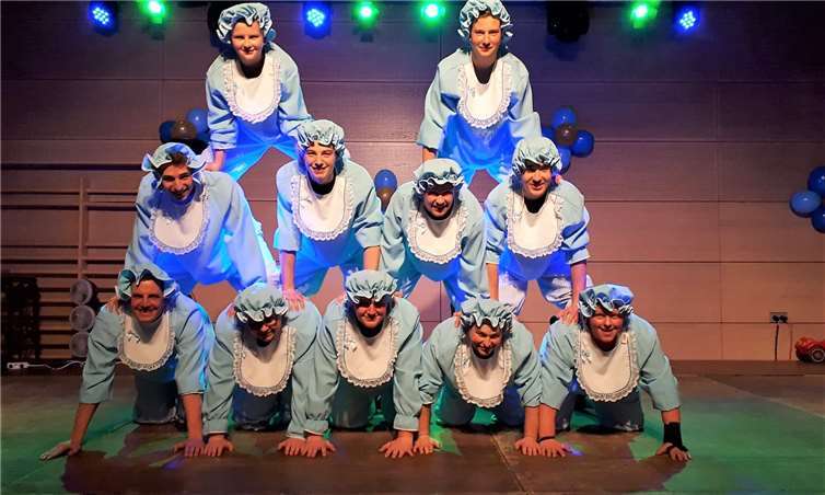 Das Männerballett zeigte in Babyanzügen eine tolle Darbietung zur Musik des Babysitter Boogies, Paulchen Panther und Barbie Girl. Fotos: privat