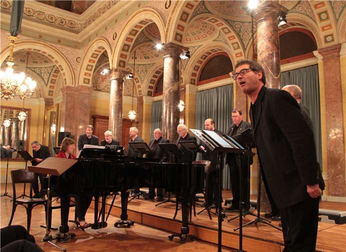 Das Männerensemble „Unerhört“. Witzig parodiert „Männer mag man eben“.