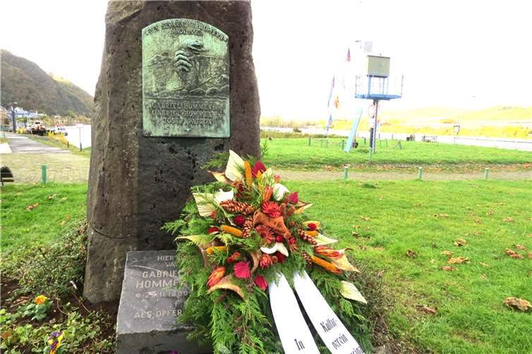 Das Mahnmal mit dem Grabstein der Familie Hommen und dem Gedenkkranz des Kulturvereins Brohl.