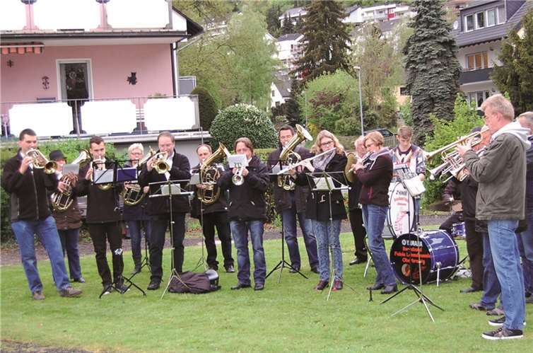 Das „Mai-Ansingen“ vereinte Blasmusiker, Sänger und Bürger unter dem mächtigen Maibaum im Lunapark.-FA-