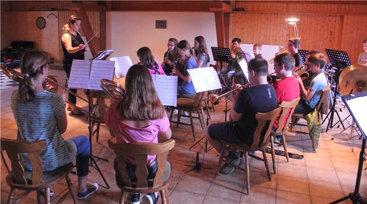 Das Maifelder Jugendorchester traf sich zum ersten Probetag im Bürgerhaus Gierschnach.privat
