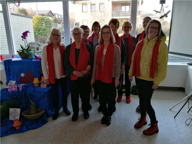 Das Maifelder WGT-Team hatte das Evangelische Gemeindezentrum Polch mit vielen bunten Lampions dekoriert und die Besucherinnen mit Anhängern in chinesischen Schriftzeichen begrüßt: „Friede sei mit dir“. Foto: privat