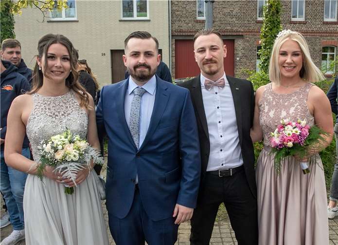 Das Maigrafenpaar Gianluca Freyer mit Ramona Otten (links) und Maikönigspaar Phillipp Weber mit Viktoria Lehmann (rechts) waren die Hauptpersonen beim „Tanz in den Mai“ in Odendorf. Fotos: Jost
