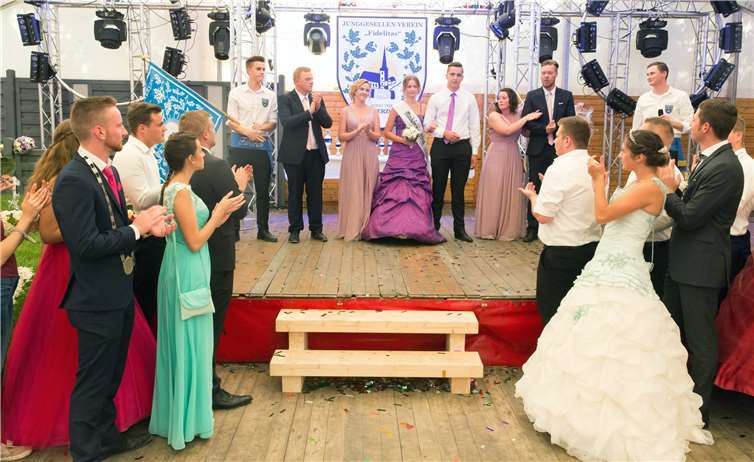 Das Maikönigspaar Dominik Bolde und Sabrina Ölke stand beim Junggesellen fest in Heimerzheim im Mittelpunkt des Geschehens.JOST