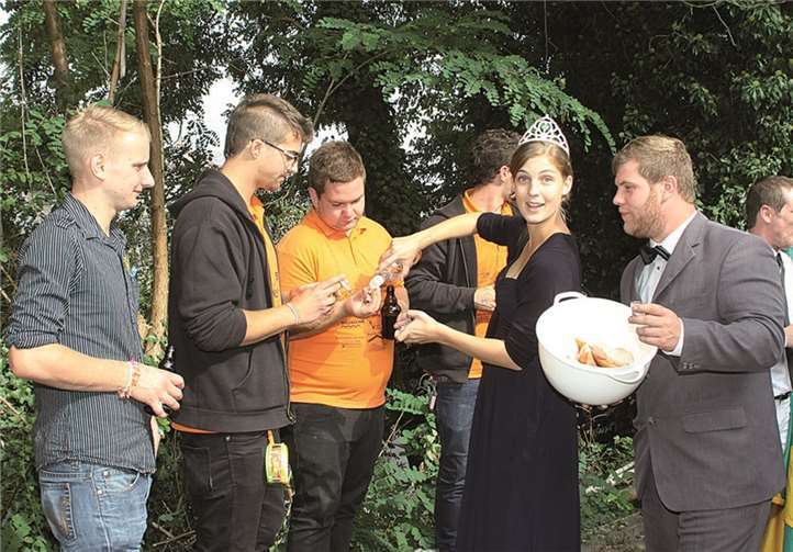 Das Maikönigspaar Eva Schneider und Johannes Breuer bewirtet die Junggesellen aus Oberzissen.