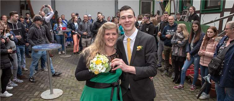 Das Maikönigspaar Franziska Moog und Yannick Göbel stand im Mittelpunkt des Junggesellenfestes des Junggesellenvereins „Gemütlichkeit“ Nierendorf.Foto: JOST
