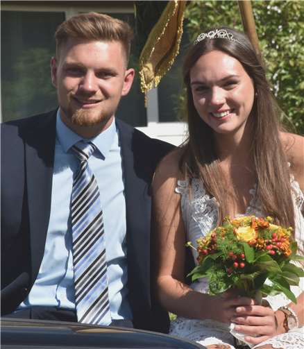 Das Maikönigspaar Jens Büttner und Nadine Albrecht war der Star beim traditionellen Festumzug.
