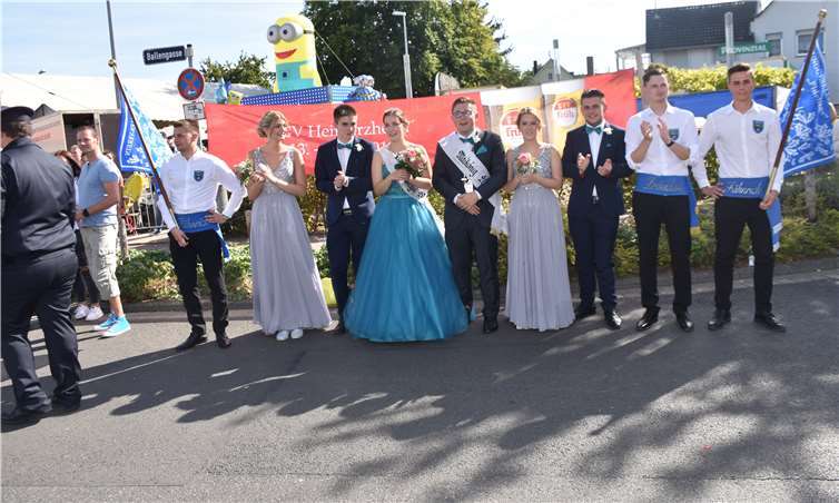 Das Maikönigspaar Wolgang Allendorf und Katharina Zehnpfennig nahm mit seinem Ehrengefolge die Festparade der Vereine im Zug ab. Fotos: EICH