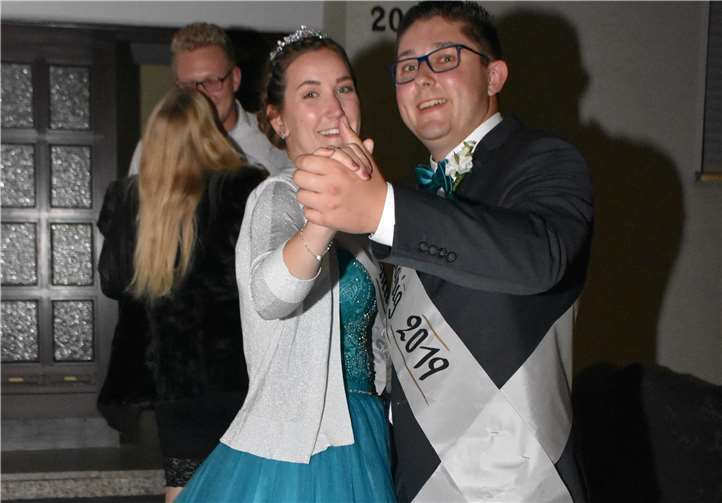 Das Maikönigspaar tanzte zu den Klängen des Tamborcorps den Ehrentanz.