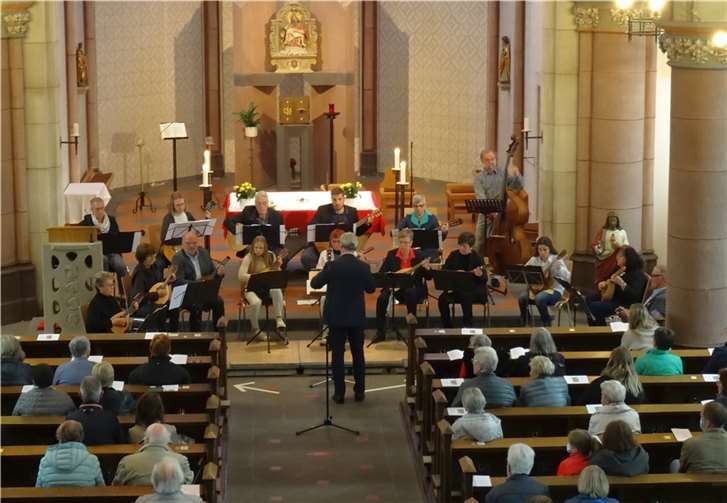 Das Mandolinenorchester Kehrig gibt in Münstermaifeld ein Konzert bei Kerzenlicht.  Foto: privat