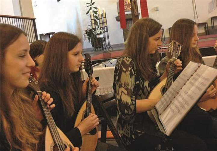 Das Mandolinenorchester Kehrig setzte das Konzert mit flotten Liedern fort.