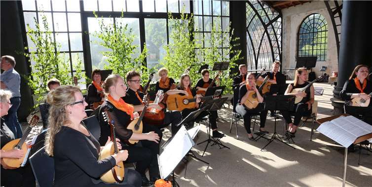 Das Mandolinenorchester Sessenbach im bezaubernden Ambiente der Gießhalle des Kulturdenkmals „Sayner Hütte“. Fotos: -GM-
