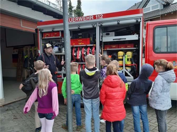 Das Mannschaftsfahrzeug sowie das Tragkraftspritzenfahrzeug - Wasser (TSF-W) wurde unter die Lupe genommen.  Quelle: Stadt Remagen