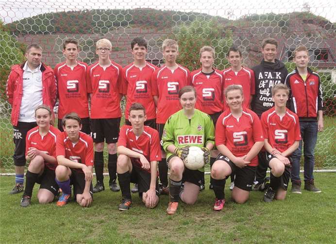 Das Mannschaftsfoto der C-Jugend mit den neuen Trikots.privat