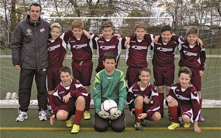 Das Mannschaftsfoto der D-Jugend zeigt: Trainer Mischa Anhäuser, David Hahn, Niklas Anhäuser, Lukas Alten, Leon Alten, Hakan Bozdemir, Nico Lagershausen, Max Strecker, Leon Marienfeld, Niklas Andernach, Julian Horstmann. Es fehlt Nick Dommermuth und Betreuer Holger Klein.privat