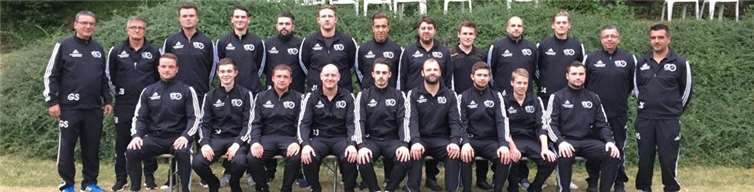 Das Mannschaftsfoto: v.l. Georg Schüller (Vorstand), Thomas Bläser (Torwarttrainer), Timo Schmidgen, Lukas Göbel, Kai Thoma, Kai Kohlenbeck, Robert Greulich, Michael Ockenfeld, Jan Flasshaar, Marco Behnke, Jonas Löpp, Timo Porz Co-Trainer, Dennis Schütz (Trainer), v.l. Andreas Heuser, Moritz Körner, Matthias Baltes, Björn Münz, Gordian Schmitz, Alexander Gleich, Willi Seul, Thomas Fabritius, Marcel Gardelegen, außerdem: Marcel Schmitz, Marco Bell, Christof Reiferscheid, Tom Schlorke, Heinrich Schumacher, Timo Kohlenbeck und Stefan Apel. Foto: privat