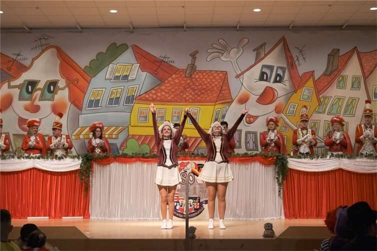 Das Mariechenpaar Nina und Lara Ludwig von der TSV Lehmen verzückte das Publikum.