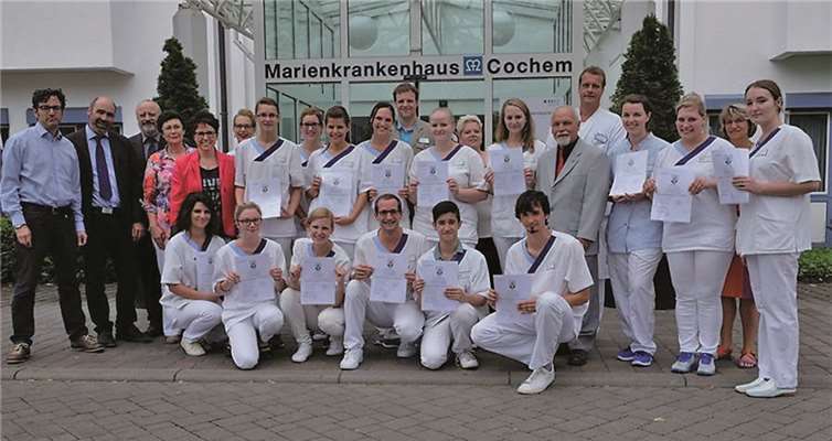 Das Marienkrankenhaus Cochem gratuliert: (h.v.l. Jannet Gräfen, Claudia Schmitz, Michelle Wiersch, Sarah Diederichs, Johanna Schmidt, Natalie Jeska, Kristina Bertram, Lisa-Maria Konen, Erika Neumann, (v.v.l.) Julia Görg, Kim Arns, Lea Justen, Daniel Peppler, André Birk, Dominik Prem. privat