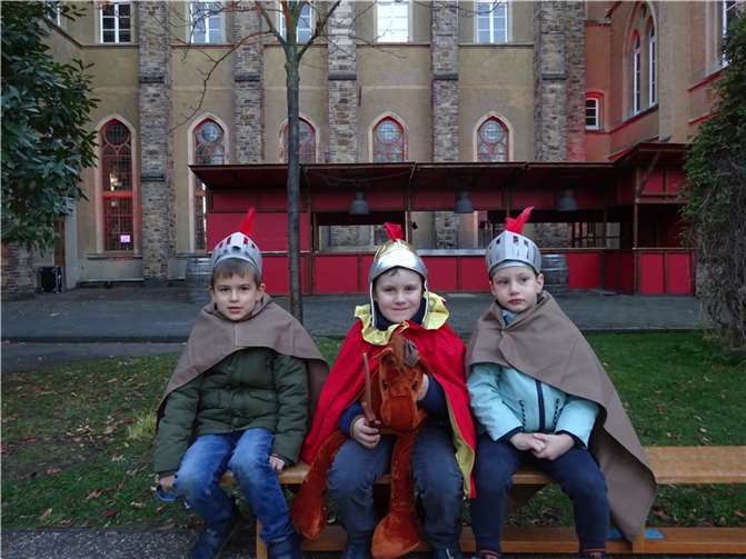 Das Martinsfest fand im festliche beleuchteten Klostergarten statt.  Foto: privat