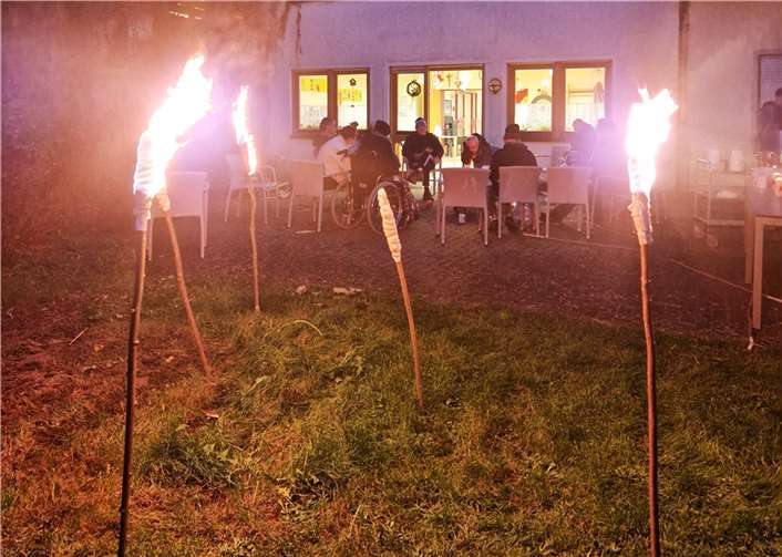 Das Martinsfest wurde bei den Barmherzigen Brüdern Saffig auf vielfältige Art und Weise gefeiert, wie hier beim gemeinsamen Stockbrot-Essen im Josef-Otten-Zentrum. Foto: Barmherzige Brüder Saffig