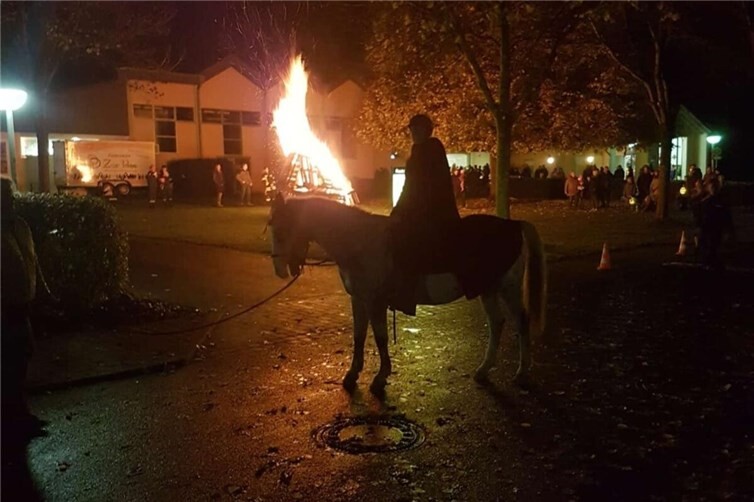 Das Martinsfeuer brannte lichterloh und sorgte nach dem Umzug für eine ganz besondere Stimmung. Foto: Verbandsgemeinde Selters