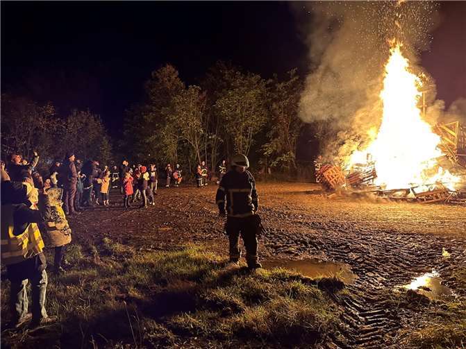 Das Martinsfeuer im Steinbruch am Naak. Fotos: privat