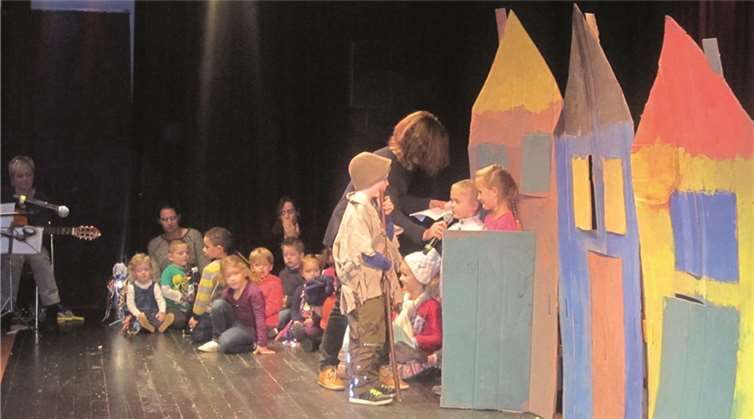 Das Martinsspiel der Kita Zauberwald: Der arme Mann sucht Schutz vor der Kälte. privat