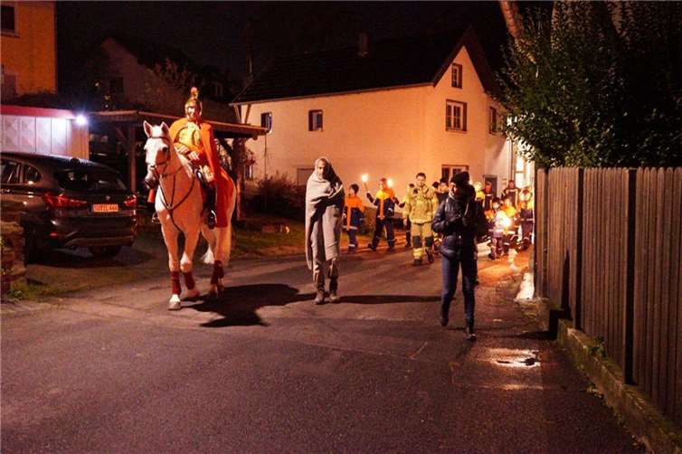 Das Martinsspiel mit Sankt Martina und Schauspieler Georg Lennarz stellte die Mantelteilung nach. Fotos: privat