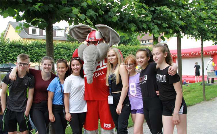 Das Maskottchen „Hammers Football“ mit den Bad Emsern auf der Erlebnismeile.
