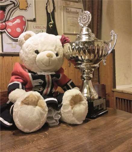 Das Maskottchen „Marie“ ist eine süße Teddy-Dame in Gardeuniform der HGO.