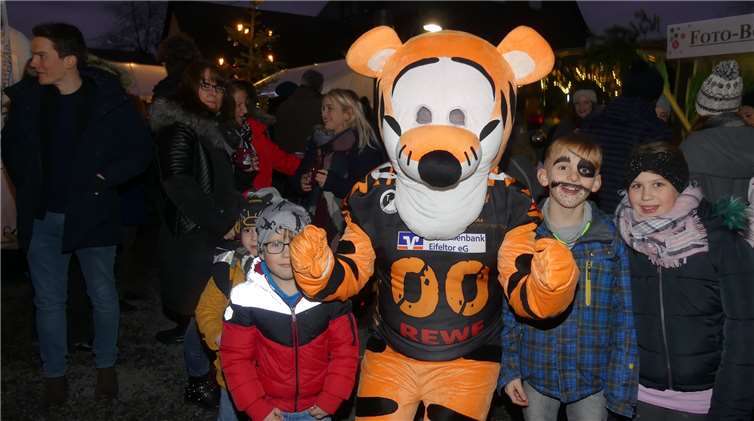 Das Maskottchen des Footballteams „Mosel Valley Tigers“ wurde für die Kids auf dem Weihnachtsmarkt zum beliebten Adventstiger.