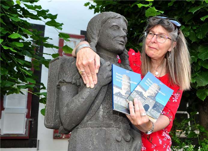 Das Mayener Mädchen Margret Müller, an ihrem Pendant aus Stein, dem leewe Mayna Mädcha. Fotos: BS