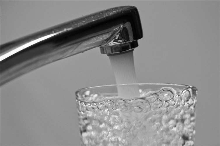 Das Mayener Trinkwasser liegt im Härtebereich „mittel“.Symbolfoto: Pixabay