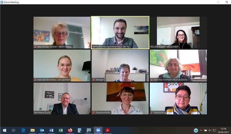 Das Mehrgenerationenhaus/Haus der Familie in Neuwied wird erneut für weitere fünf Jahre als Familieninstitution zertifiziert. Hierüber freuen sich der Geschäftsführende Leiter des Trägervereins, die Kath. Familienbildungsstätte Neuwied e. V., Nils Heumann gleichermaßen wie die Vertreter der Visitationsgruppe. Im Bild (v.l.n.r): Bea Röder-Simon, Nils Heumann (MGH Neuwied) Nicolle Kügler und Hanna Bonewitz (ISM Mainz), Regine Berger (Sozialamtsleiterin Stadt Neuwied), Felicitas Flöthner (Landeskoordinatorin der Häuser der Familie/Mehrgenerationenhäuser), Bernhard Fuchs (Jugendamtsleiter Stadt Neuwied, D Daniela Kiefer, Netzwerkkoordinatorin Frühe Hilfen, Kreisverwaltung Neuwied und Marita Kirst (Familienbildungsstätte Neuwied).Foto: MGH