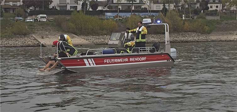Das Mehrzweckboot der Feuerwehr Bendorf bei der Personenrettung.