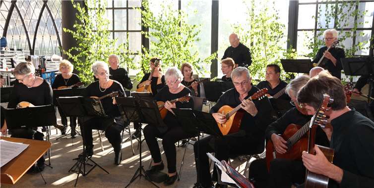 Das Melbourne Mandolin Orchestra feiert sein 50-jähriges Jubiläum mit einergroßen Konzertreise. Dabei besuchten sie auch ihre Freunde aus Sessenbach.