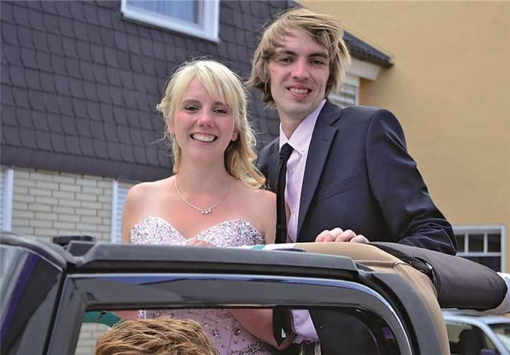 Das Melsbacher Maikönigspaar Maike und Timo fuhr in einem Auto durchs Dorf.