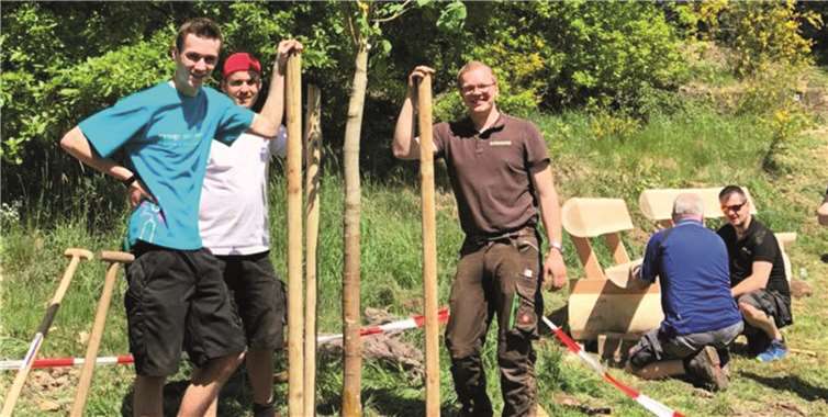 Das Mendiger Dreigestirn – Prinz Nico I. von den elf singenden Husaren, Bauer Luki, Husarenkanonier von de Wasserschöpp, und Jungfrau Marvin, Elferrätin von der Hobelbank – hat beim Pflanzen ihres Baums kräftig geschuftet. Privat