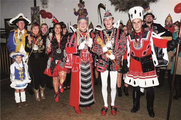 Das Mendiger Dreigestirn mit (vorn von links) Jungfrau Marvin, Prinz Nico und Bauer Lukas wird am Samstag den Anstoß ausführen. Foto: Archiv