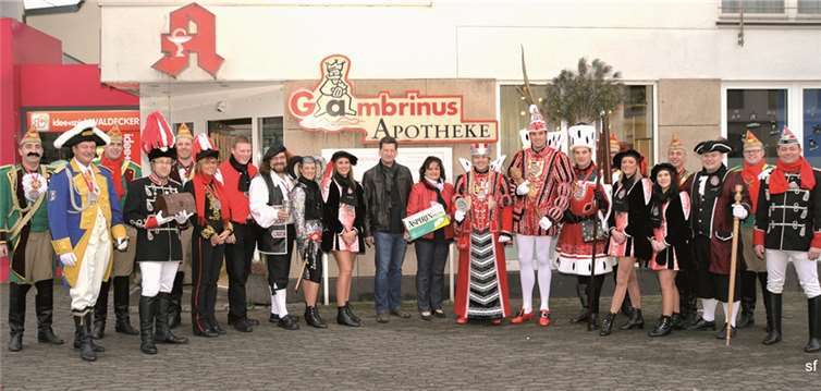 Das Mendiger Dreigestirn und seinen Hofstaat zu Besuch bei Tom Herman, Inhaber der Mendiger Gambrinus Apotheke.Privat