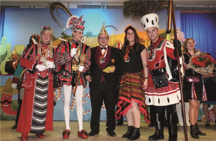 Das Mendiger Dreigestirn zeichnete Sitzungspräsident Dominik Mittler und Geschäftsführerin Verena Köhn mit dem Prinzenorden aus