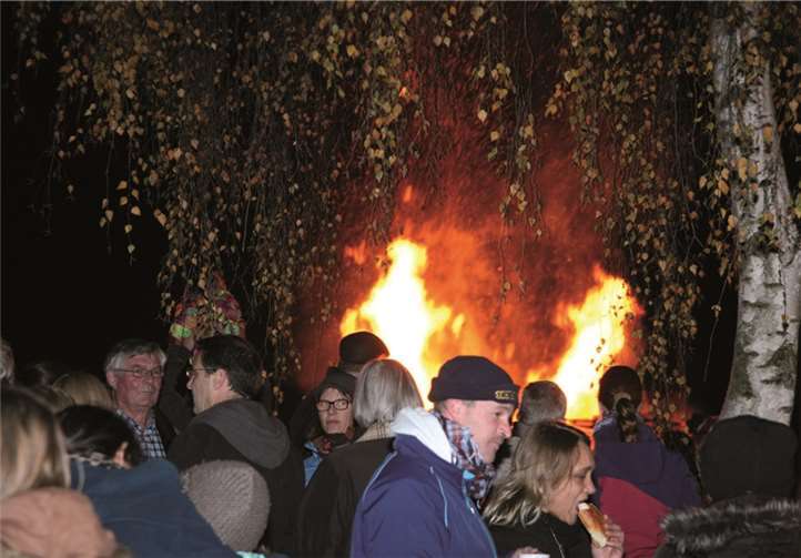 Das Mendiger Martinsfeuer brannte lichterloh.