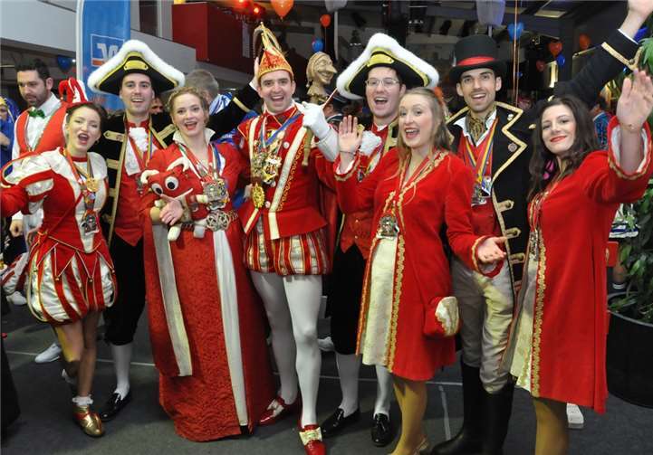 Das Mendiger Prinzenpaar: Seine Tollität, Prinz Simon I. die „Tanzende Frohnatur von Rad und Reise“ mit ihrer Lieblichkeit Prinzessin SusiI. et „Kameete Mädche von der Kamäju“ mit Gefolge