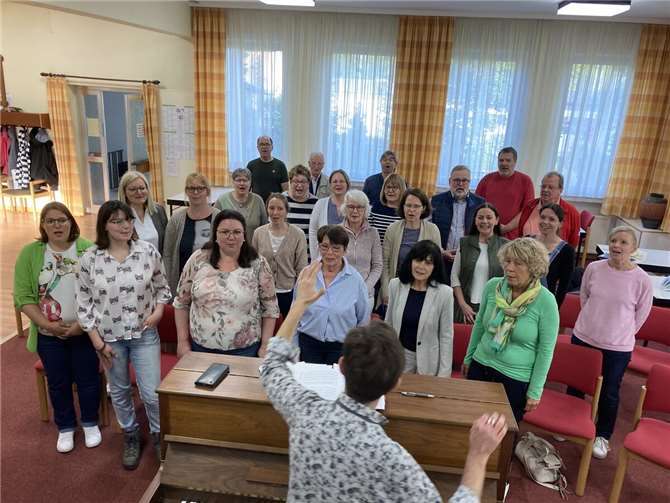 Das Mendiger Vocalensemble mit Chorleiter Jürgen Rieser bei der Chorprobe für das anstehende Jubiläumskonzert.  Foto: Ernst Einig