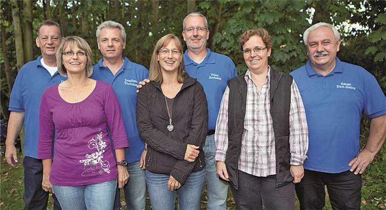 Das Merzbacher Dreigestirn mit Adjutanten (v.l.): Chef Adjutant und Präsident Peter Lanzerath, Adjutantin Petra Jäckel, Jungfrau Thomina (Thomas Jäckel), Adjutantin Sabine Rey, Prinz Andreas I. (Mirbach), Adjutantin Christa Schönenberg und Bauer Karl-Heinz (Schönenberg).VJ