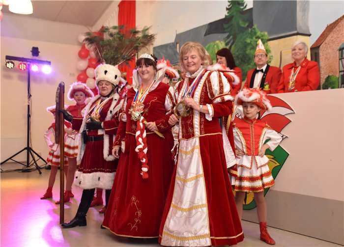 Das Mieler Dreigestirn hatte für die Bürgermeisterin ein Geschenk mitgebracht.